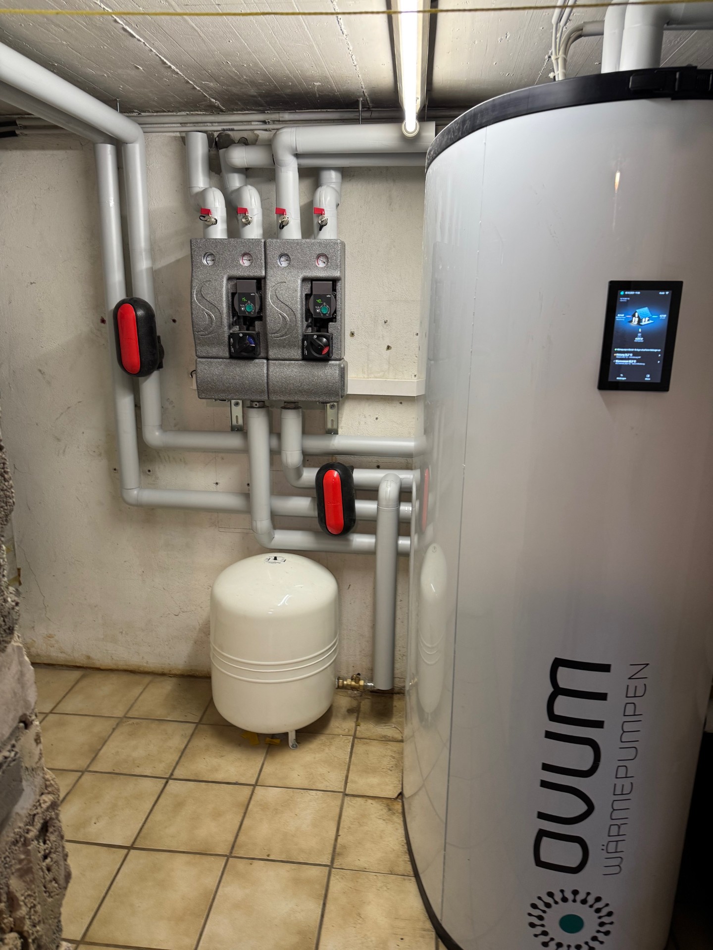 Rohrleitungsisolierung an einer Wärmepumpen-Anlage Rohrleitungsisolierung an einer Wärmepumpen-Anlage